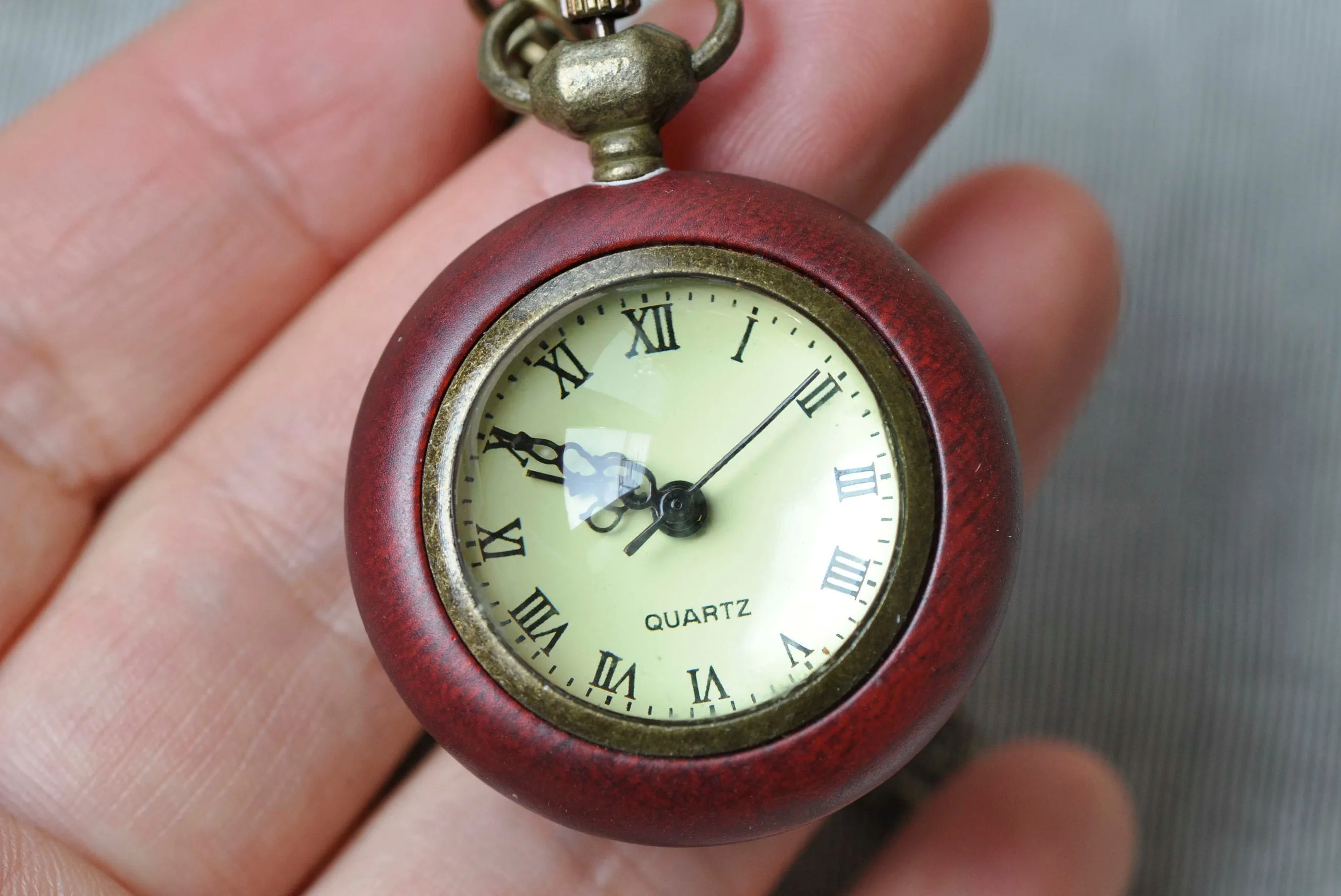 1 PC Antique Bronze Red Wood Pocket Watch Necklace A1139