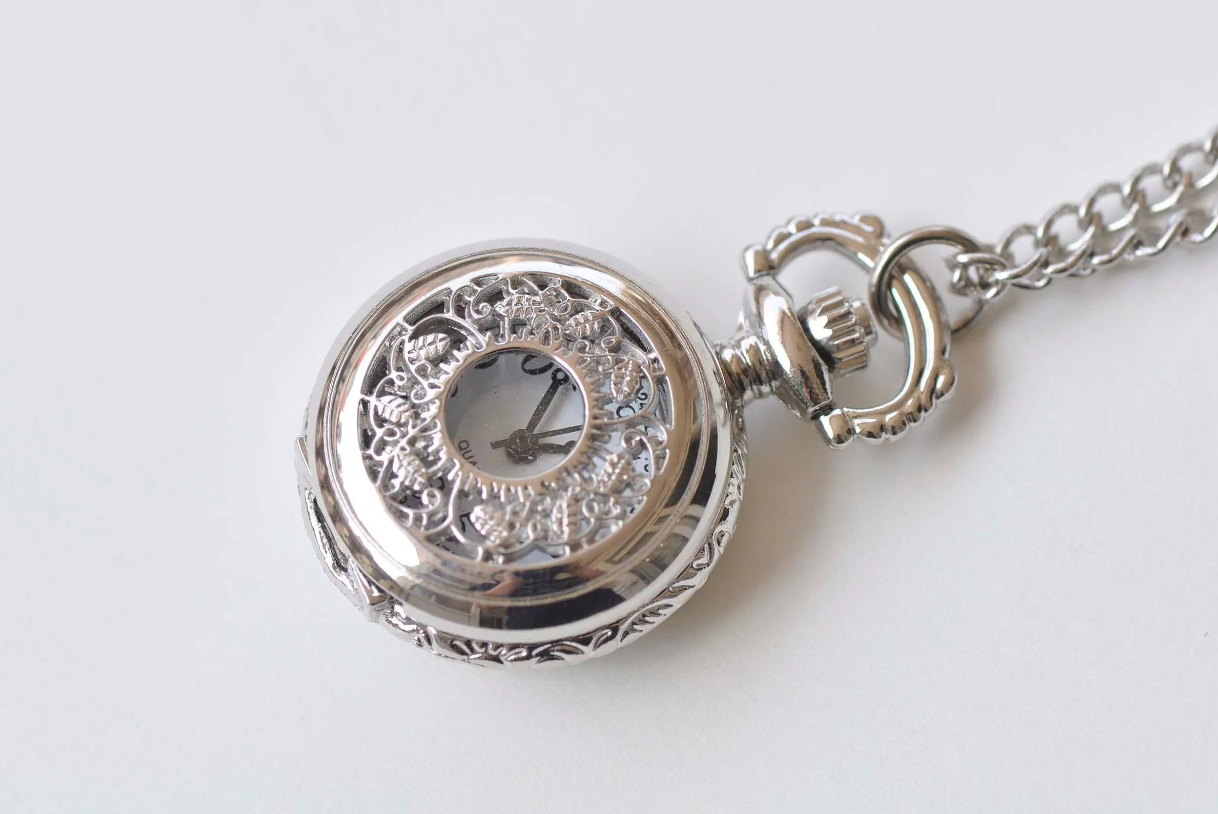 1 PC Platinum Silvery Gray Leaf Cover Pocket Watch Necklace A4326