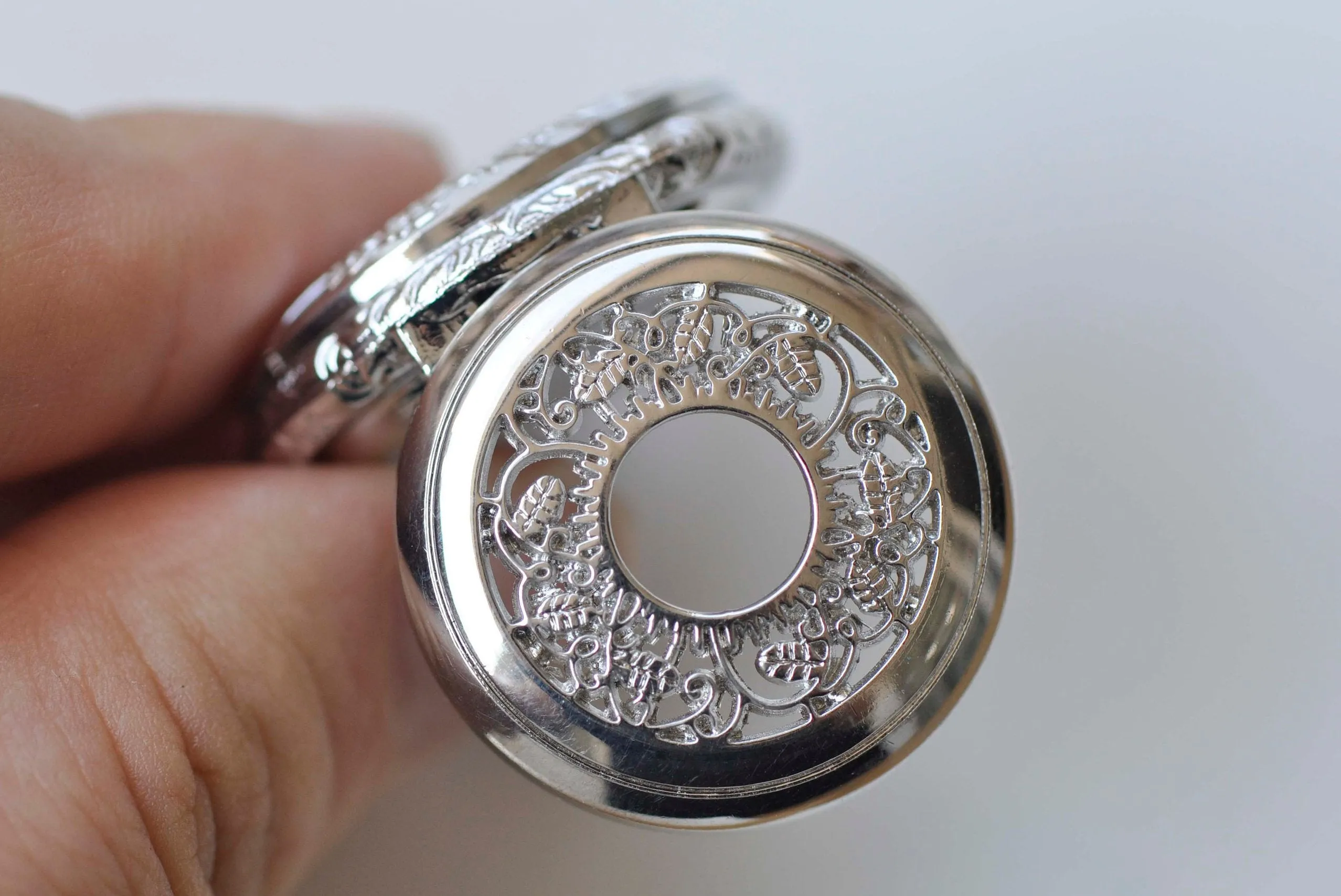 1 PC Platinum Silvery Gray Leaf Cover Pocket Watch Necklace A4326