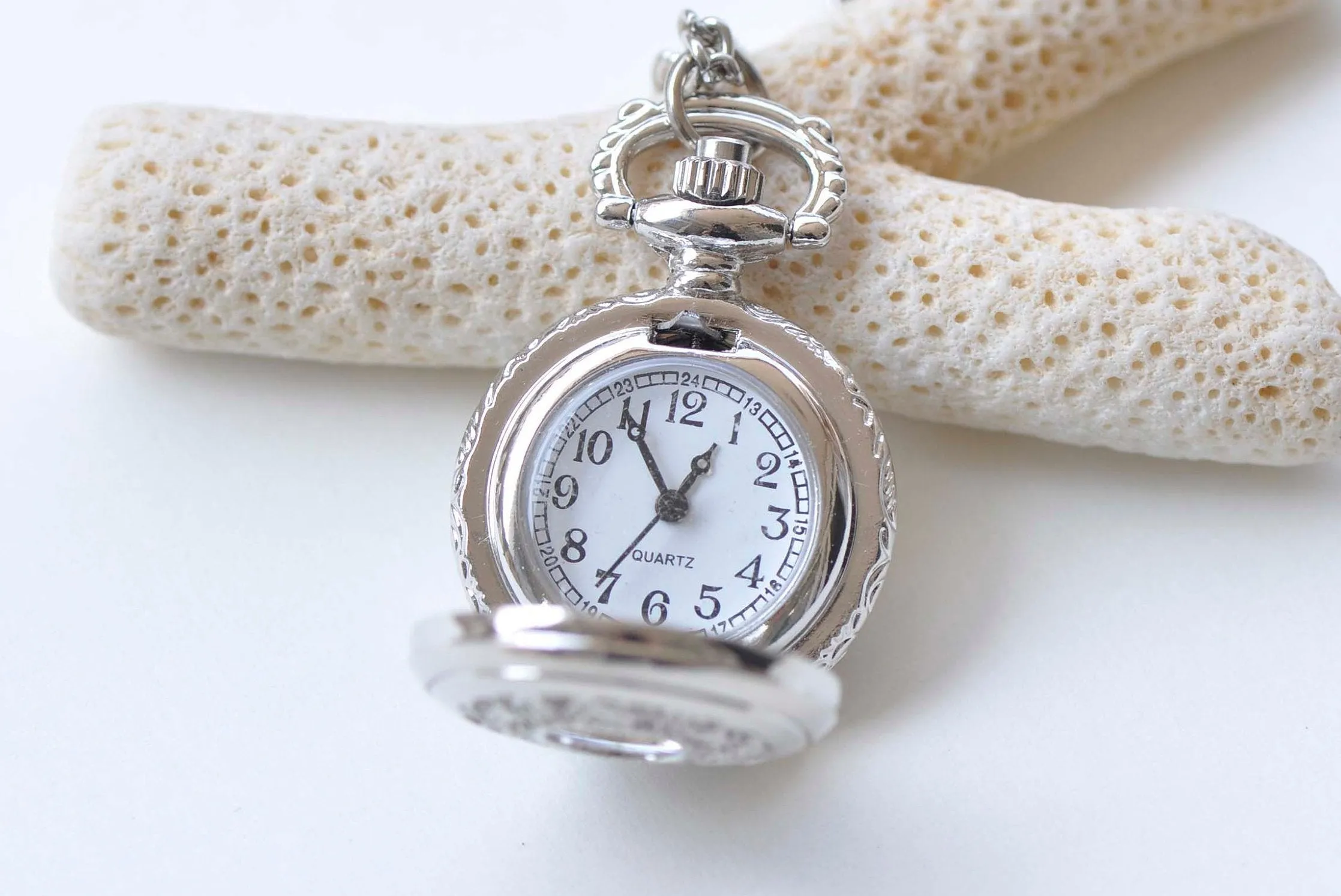 1 PC Platinum Silvery Gray Leaf Cover Pocket Watch Necklace A4326