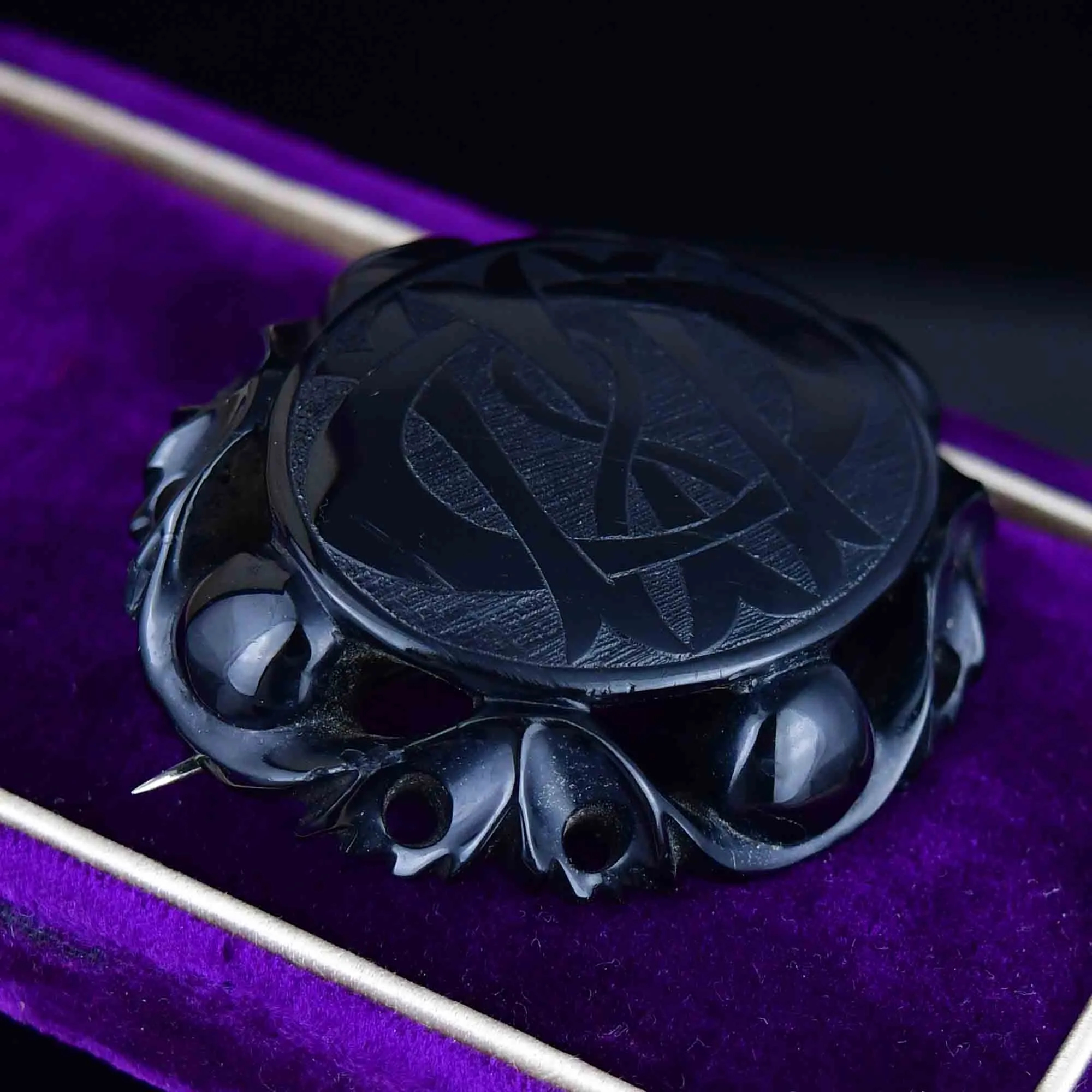 Antique Victorian Carved Whitby Jet In Memory Of Mourning Brooch